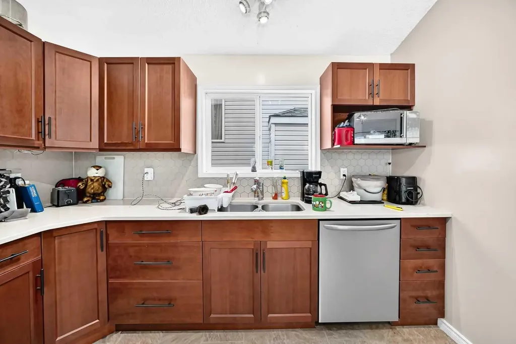 208 Erin Meadow Green SE Calgary AB T2B 3G3