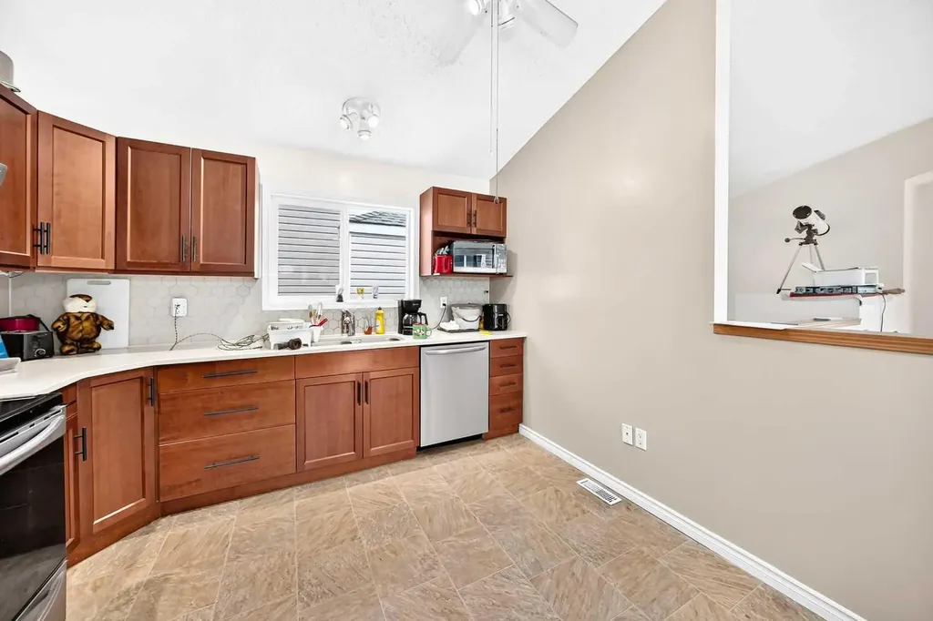 208 Erin Meadow Green SE Calgary AB T2B 3G3
