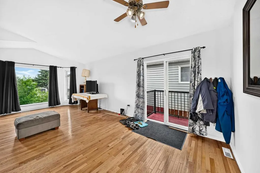 208 Erin Meadow Green SE Calgary AB T2B 3G3