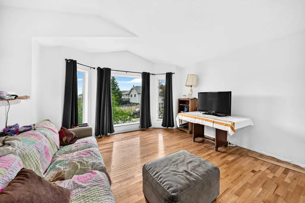 208 Erin Meadow Green SE Calgary AB T2B 3G3