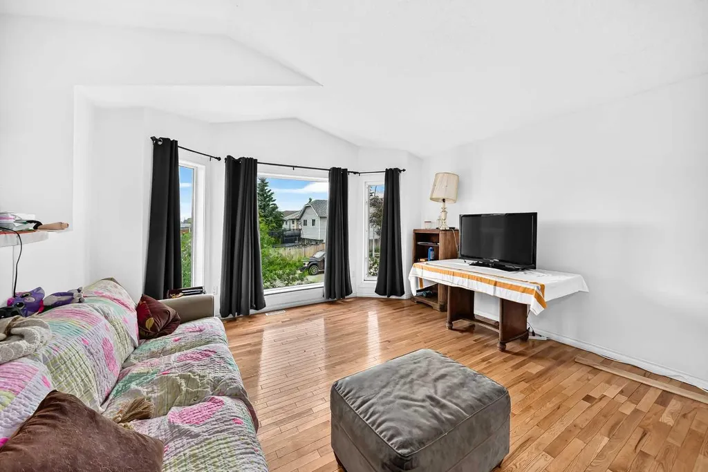 208 Erin Meadow Green SE Calgary AB T2B 3G3