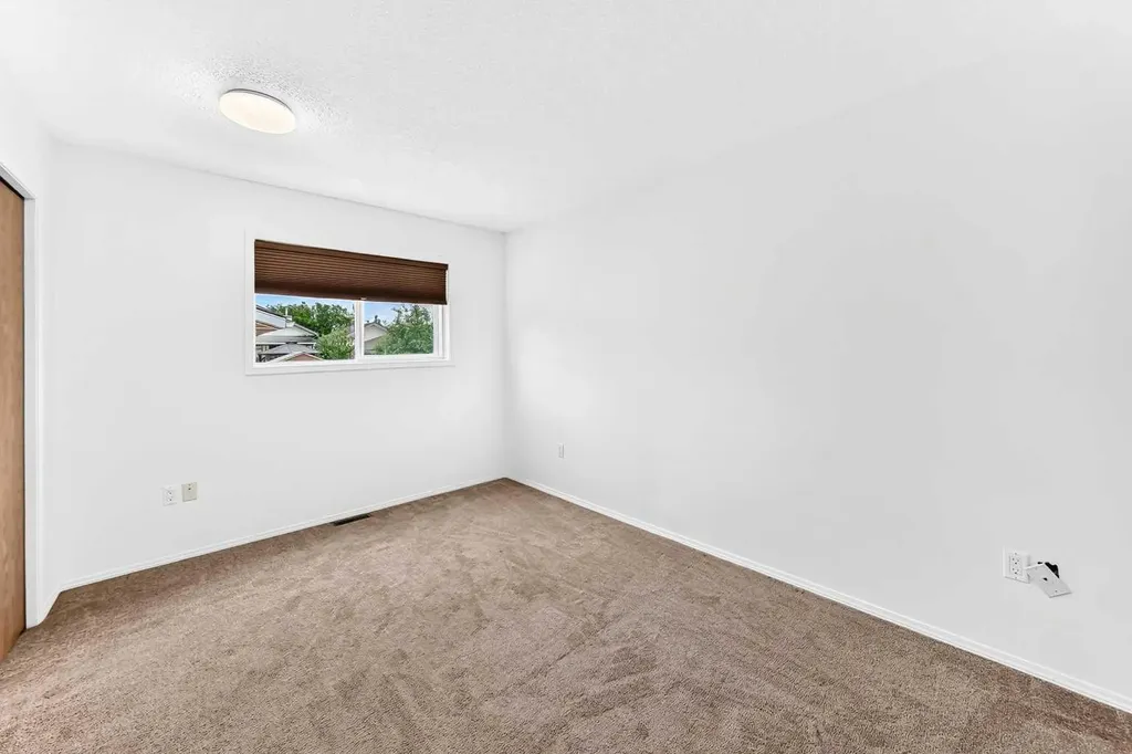 208 Erin Meadow Green SE Calgary AB T2B 3G3