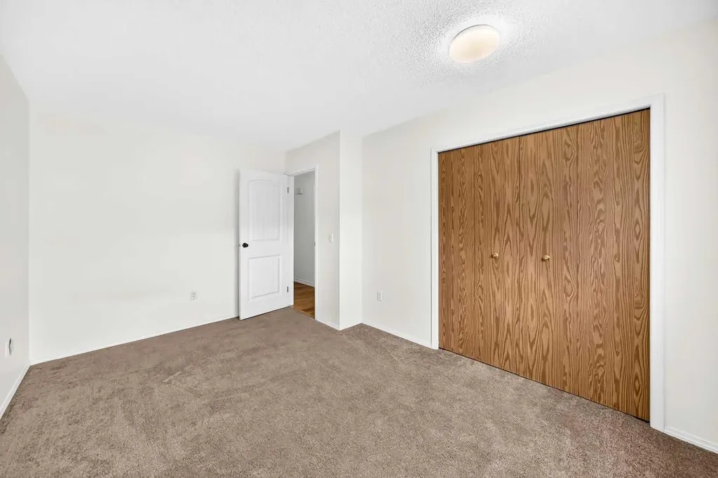 208 Erin Meadow Green SE Calgary AB T2B 3G3
