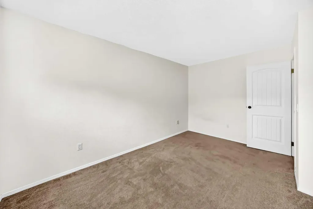 208 Erin Meadow Green SE Calgary AB T2B 3G3