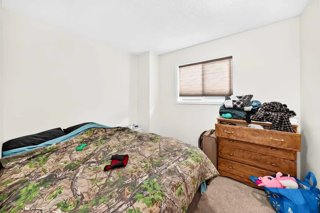 208 Erin Meadow Green SE Calgary AB T2B 3G3