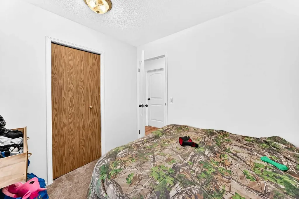 208 Erin Meadow Green SE Calgary AB T2B 3G3
