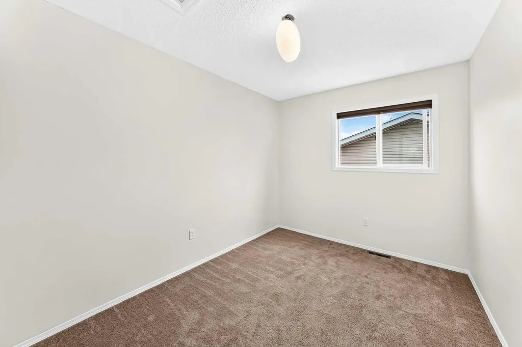 208 Erin Meadow Green SE Calgary AB T2B 3G3