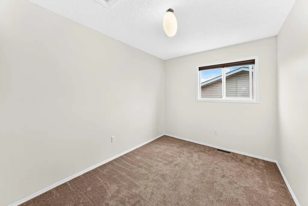 208 Erin Meadow Green SE Calgary AB T2B 3G3