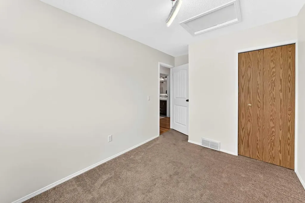 208 Erin Meadow Green SE Calgary AB T2B 3G3