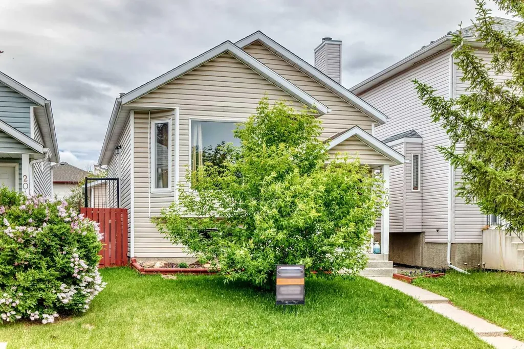 208 Erin Meadow Green SE Calgary AB T2B 3G3