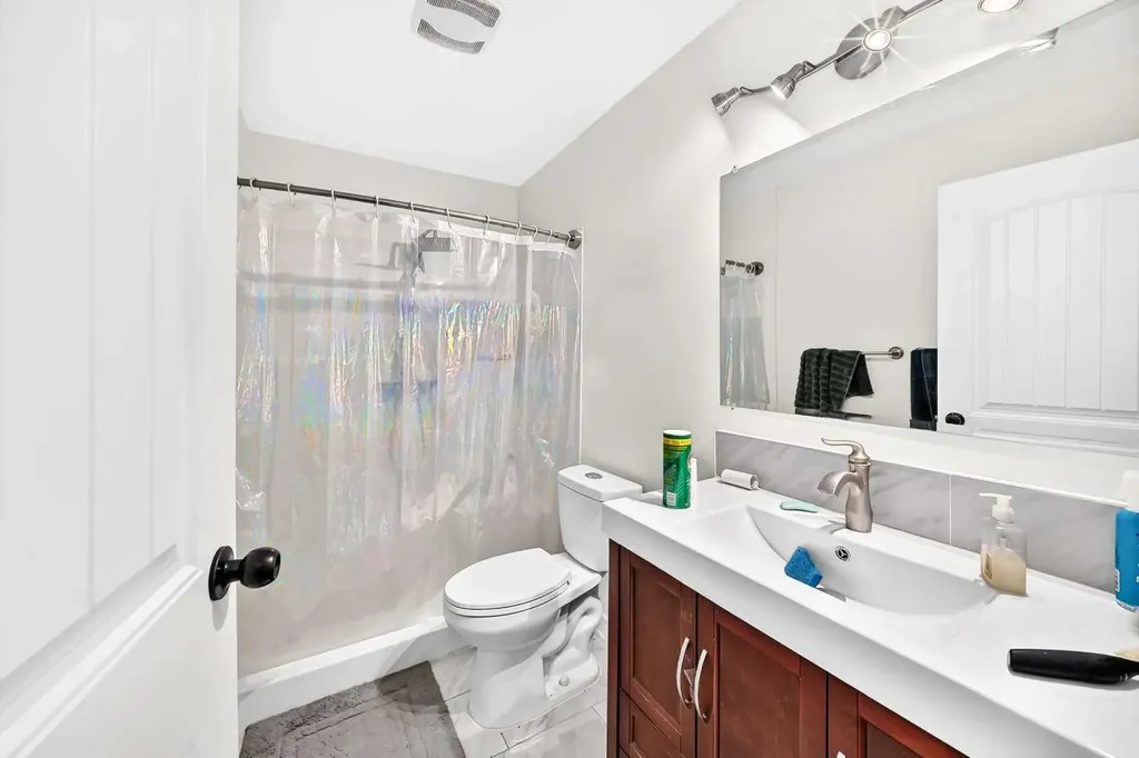 208 Erin Meadow Green SE Calgary AB T2B 3G3