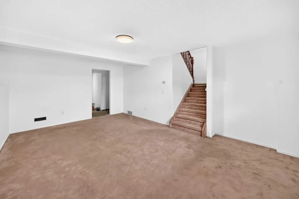 208 Erin Meadow Green SE Calgary AB T2B 3G3