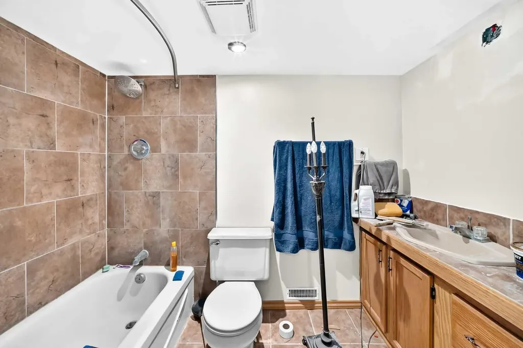 208 Erin Meadow Green SE Calgary AB T2B 3G3