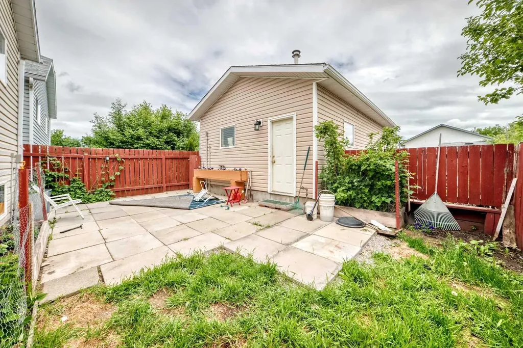 208 Erin Meadow Green SE Calgary AB T2B 3G3