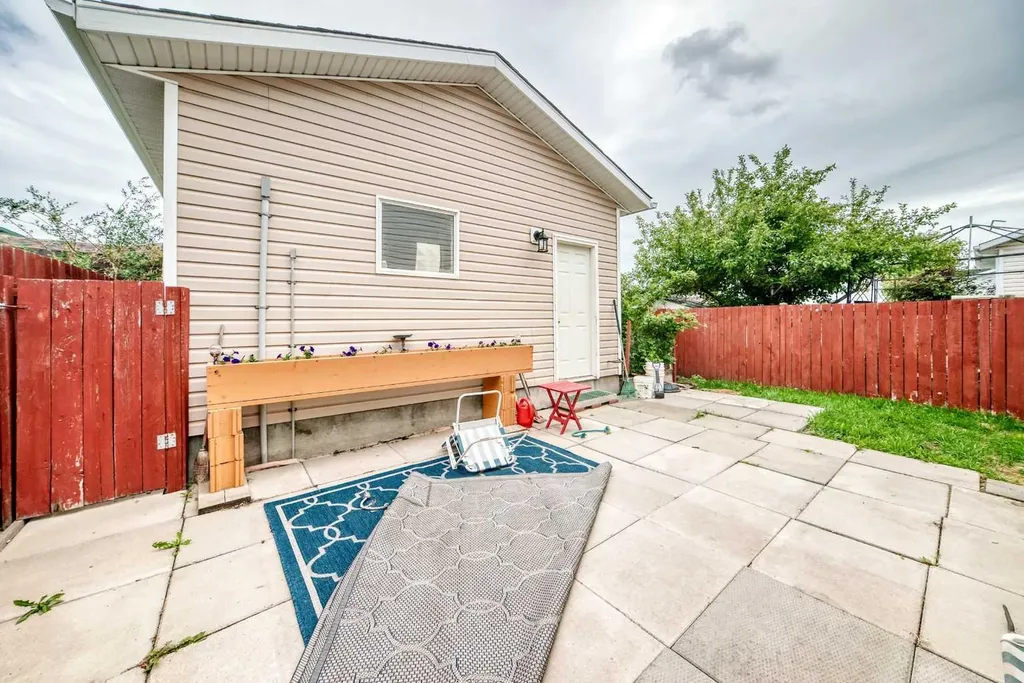 208 Erin Meadow Green SE Calgary AB T2B 3G3