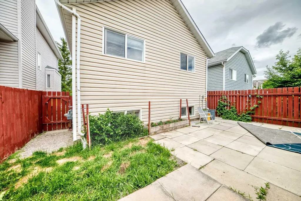 208 Erin Meadow Green SE Calgary AB T2B 3G3
