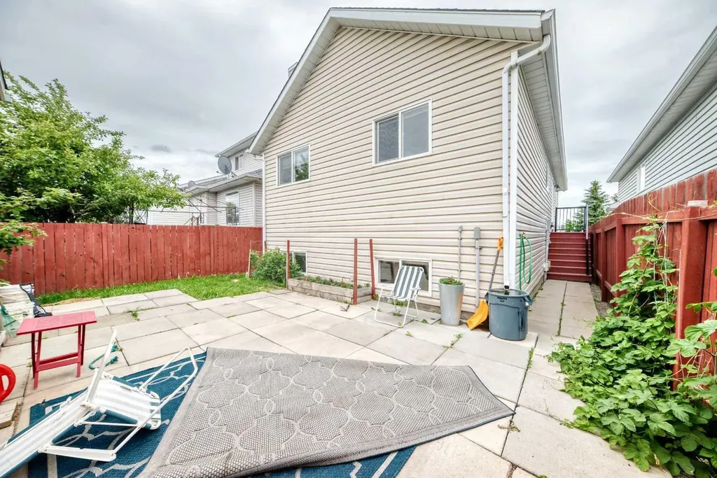 208 Erin Meadow Green SE Calgary AB T2B 3G3