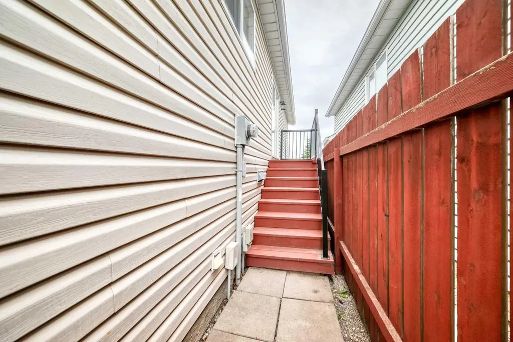 208 Erin Meadow Green SE Calgary AB T2B 3G3