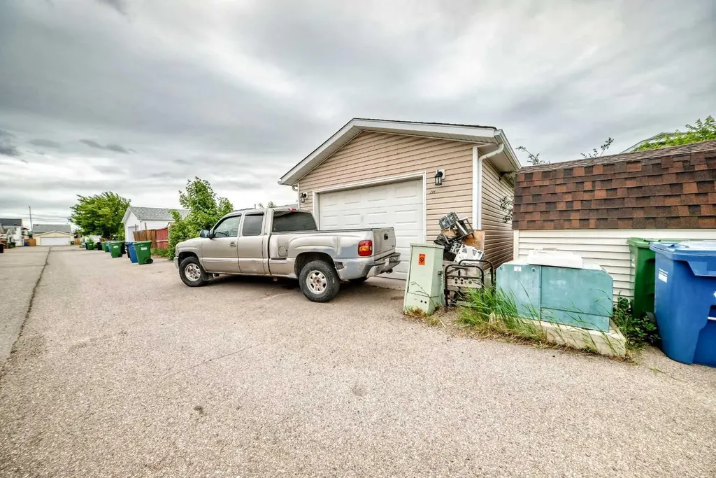208 Erin Meadow Green SE Calgary AB T2B 3G3