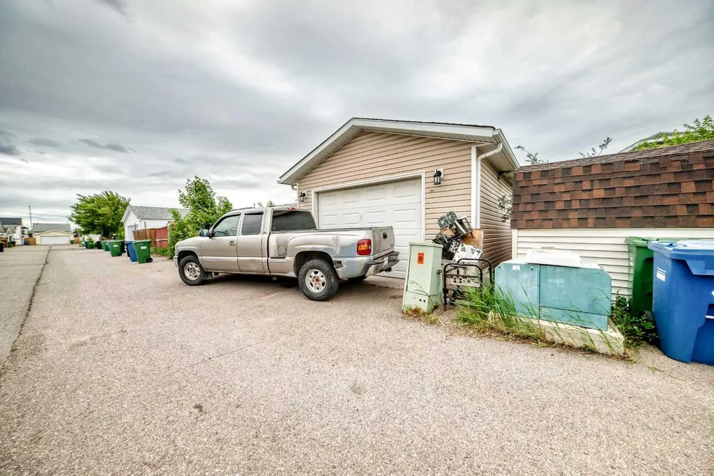 208 Erin Meadow Green SE Calgary AB T2B 3G3