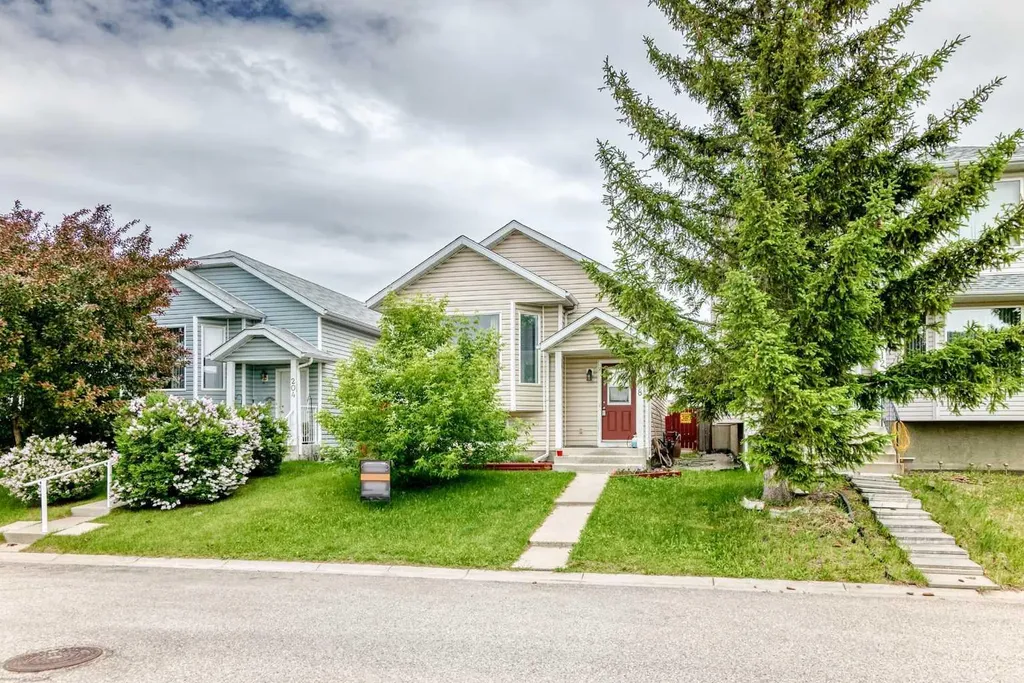 208 Erin Meadow Green SE Calgary AB T2B 3G3