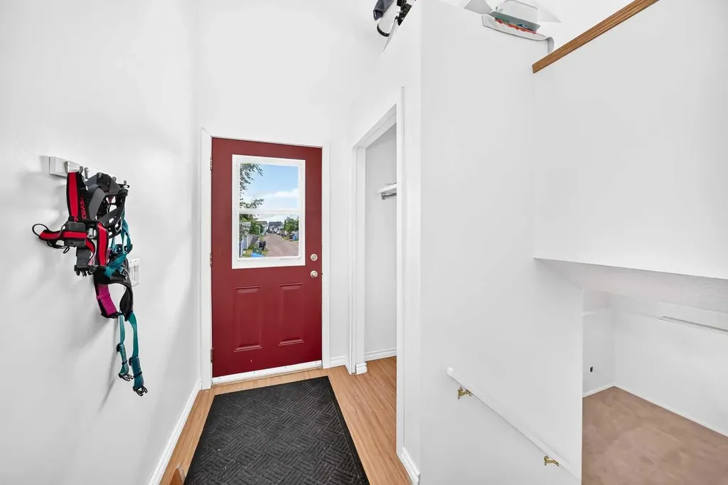 208 Erin Meadow Green SE Calgary AB T2B 3G3