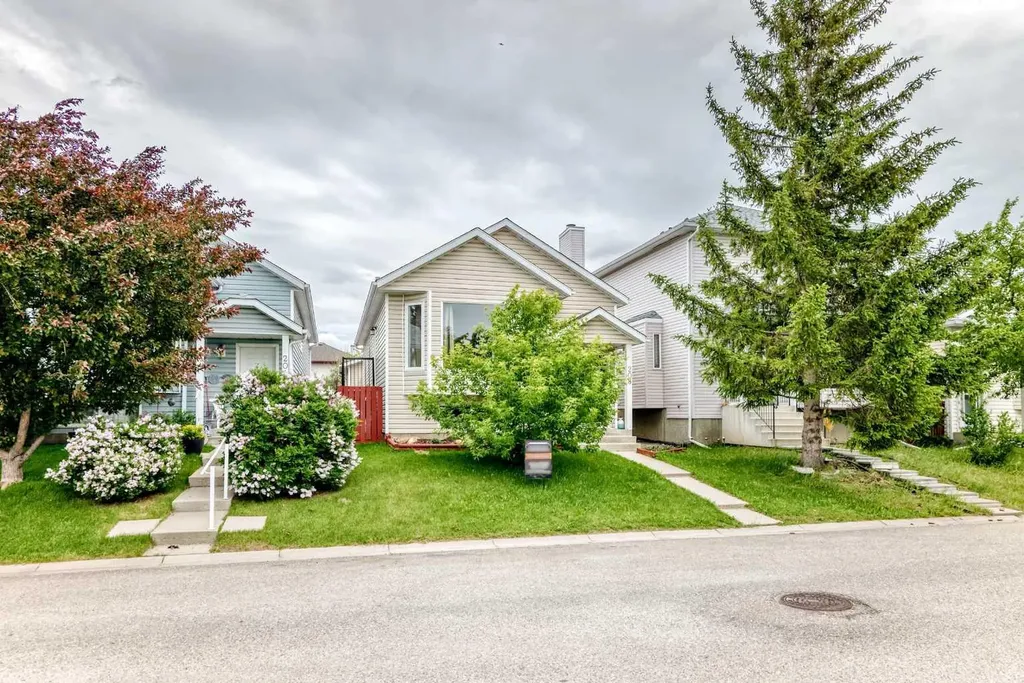 208 Erin Meadow Green SE Calgary AB T2B 3G3
