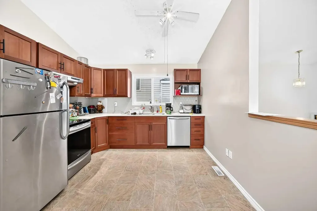 208 Erin Meadow Green SE Calgary AB T2B 3G3