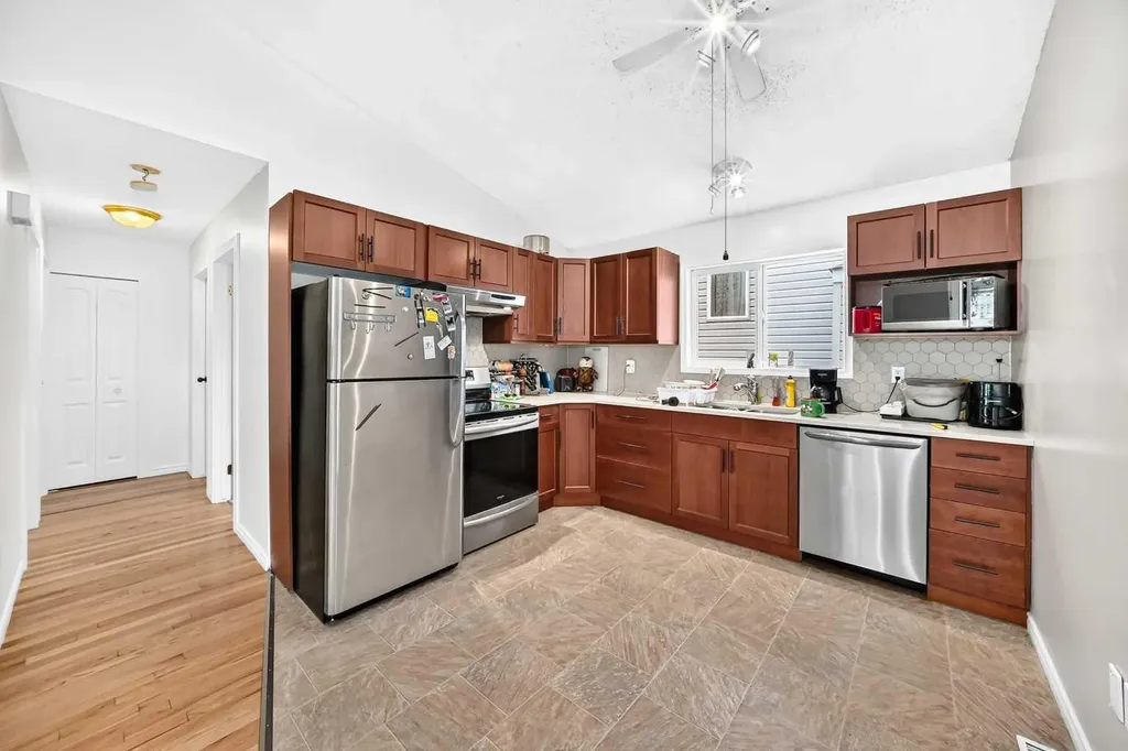 208 Erin Meadow Green SE Calgary AB T2B 3G3