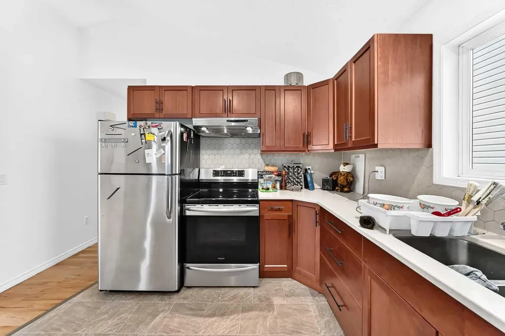 208 Erin Meadow Green SE Calgary AB T2B 3G3