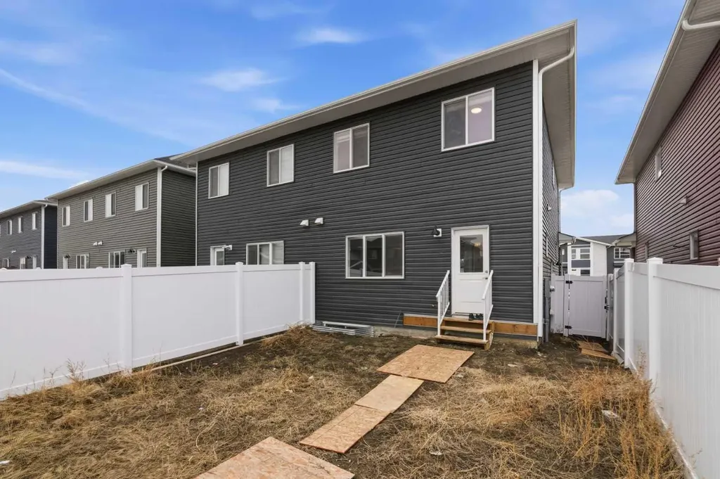 592 Dawson Drive Chestermere AB T1X 2X1
