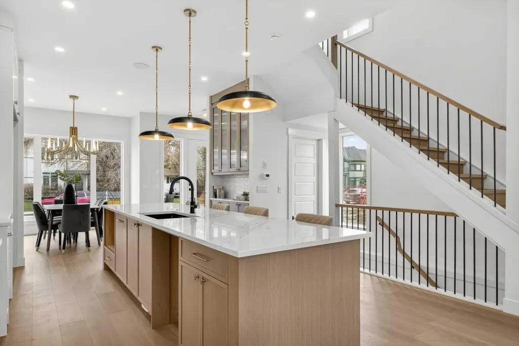 2533 2 Avenue NW Calgary AB T2N 0H7