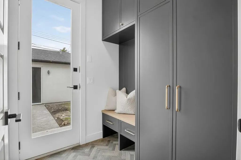2533 2 Avenue NW Calgary AB T2N 0H7