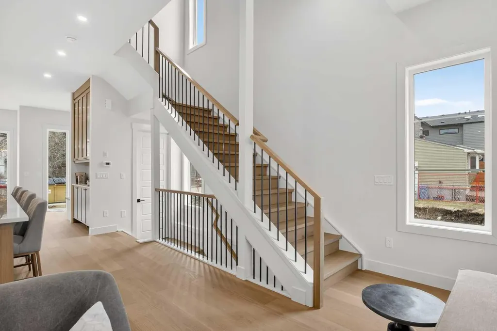 2533 2 Avenue NW Calgary AB T2N 0H7