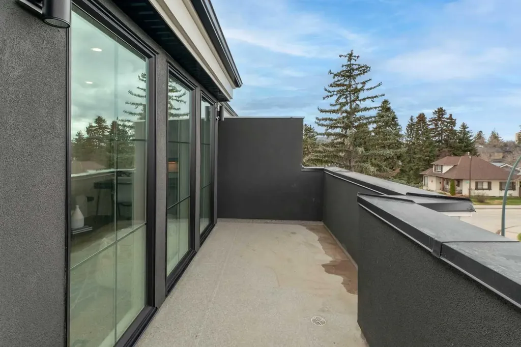 2533 2 Avenue NW Calgary AB T2N 0H7
