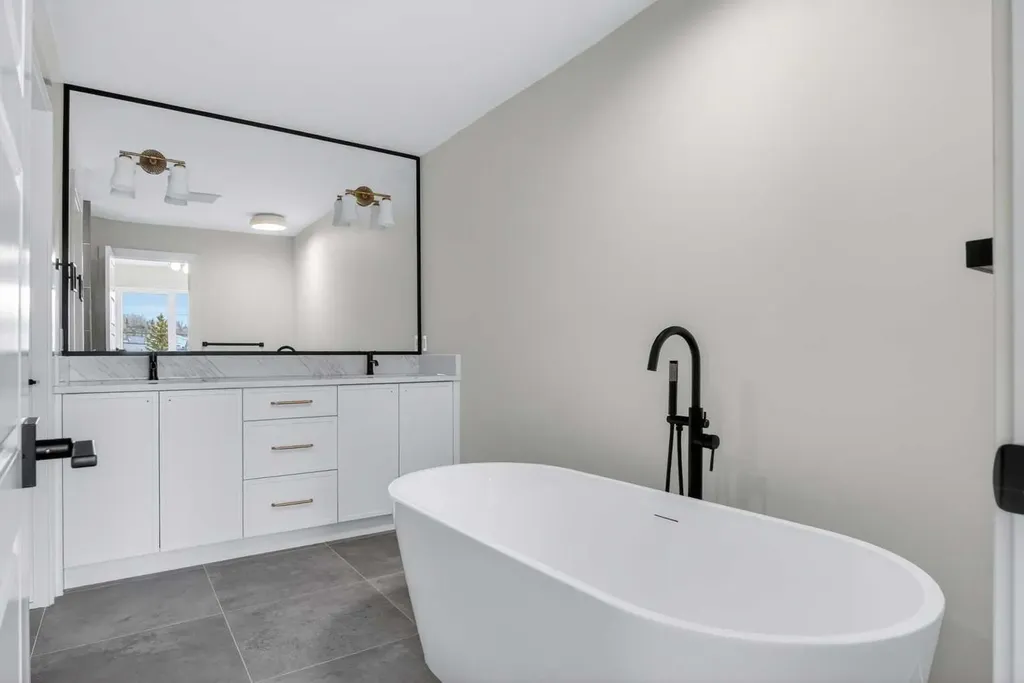 2533 2 Avenue NW Calgary AB T2N 0H7