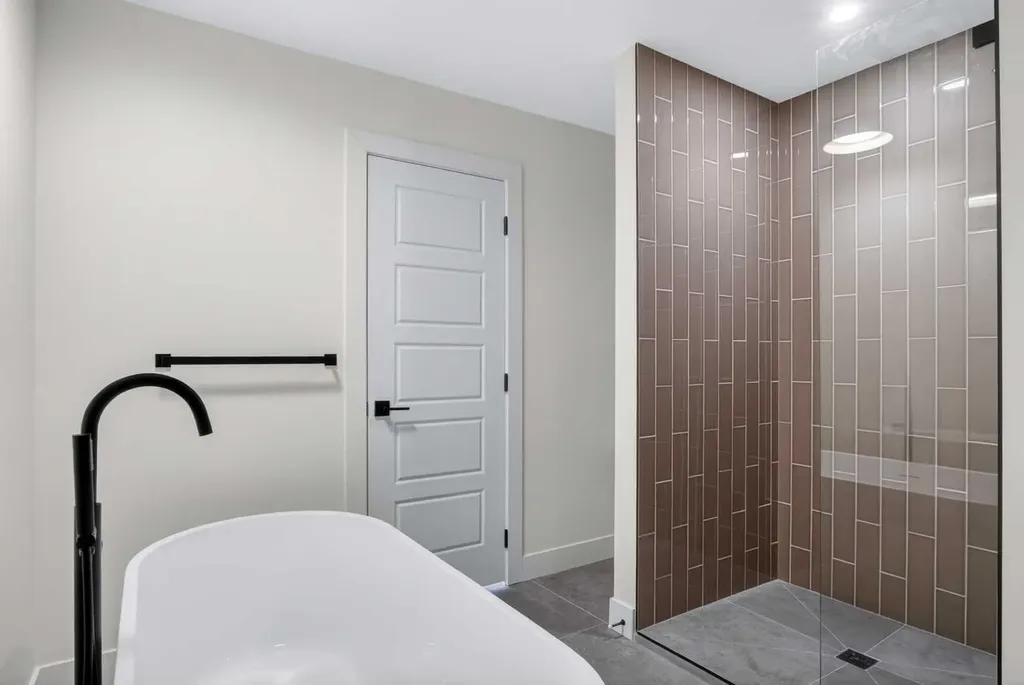 2533 2 Avenue NW Calgary AB T2N 0H7