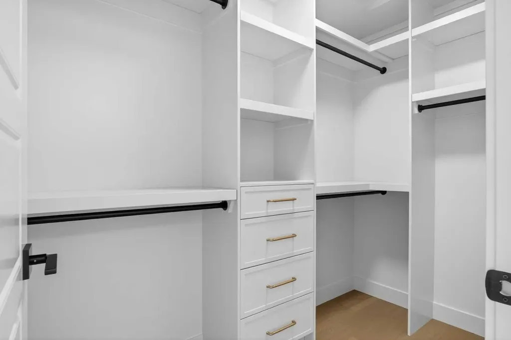 2533 2 Avenue NW Calgary AB T2N 0H7