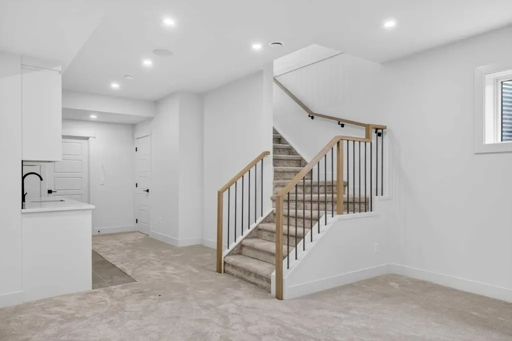 2533 2 Avenue NW Calgary AB T2N 0H7