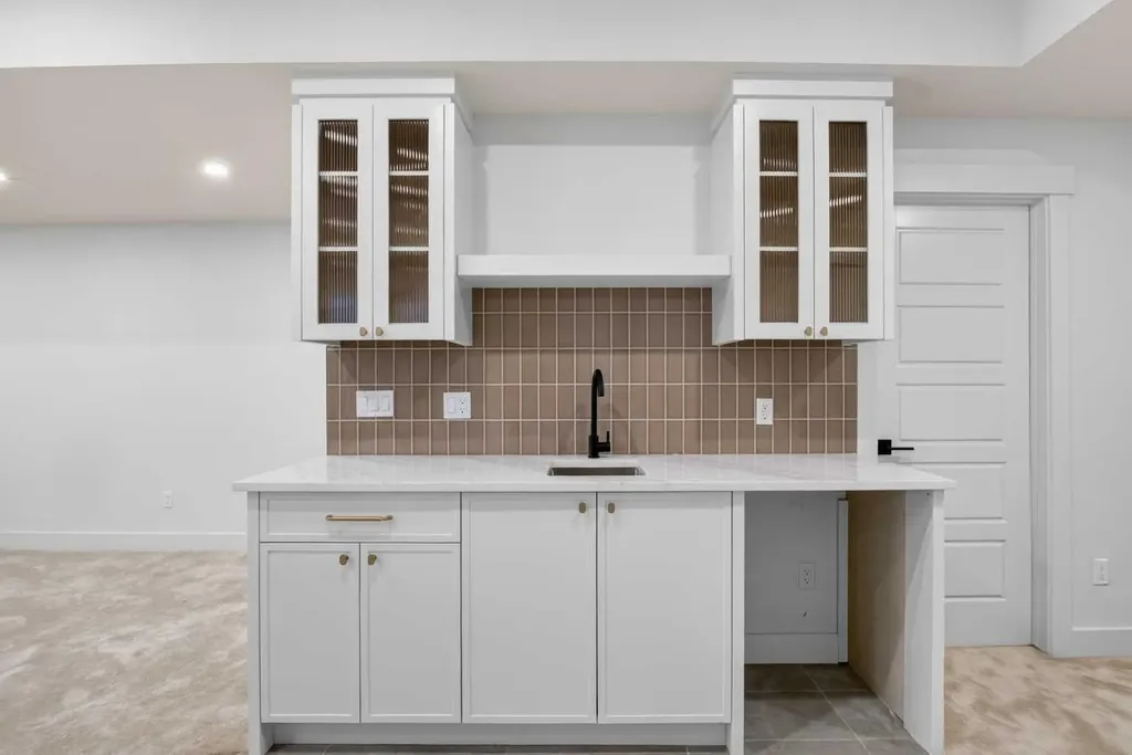 2533 2 Avenue NW Calgary AB T2N 0H7