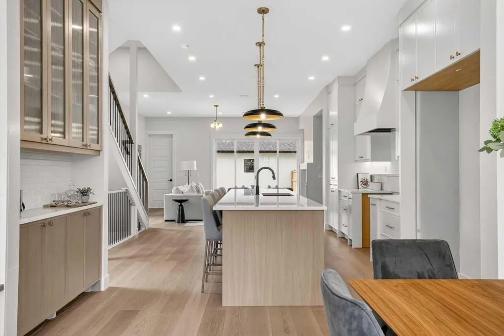 2533 2 Avenue NW Calgary AB T2N 0H7