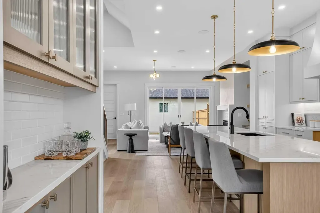2533 2 Avenue NW Calgary AB T2N 0H7