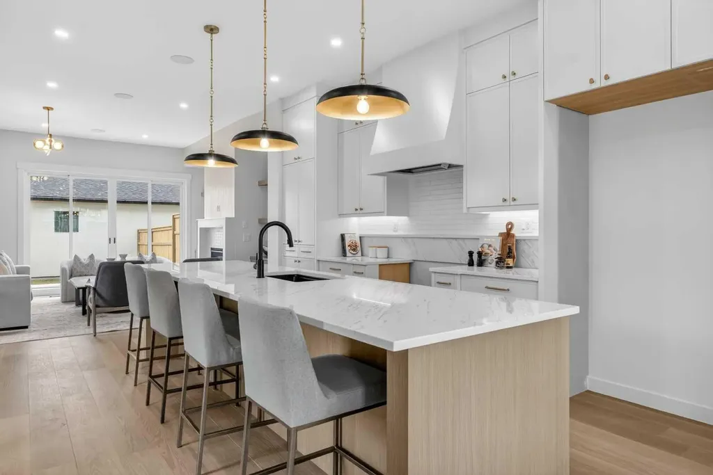 2533 2 Avenue NW Calgary AB T2N 0H7