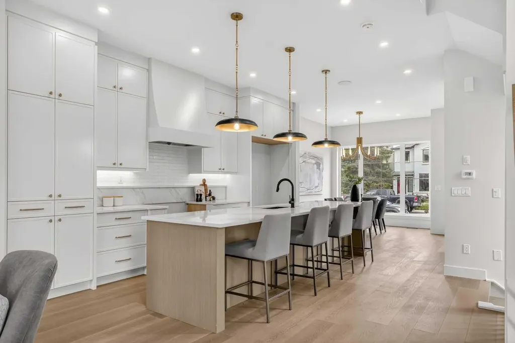 2533 2 Avenue NW Calgary AB T2N 0H7