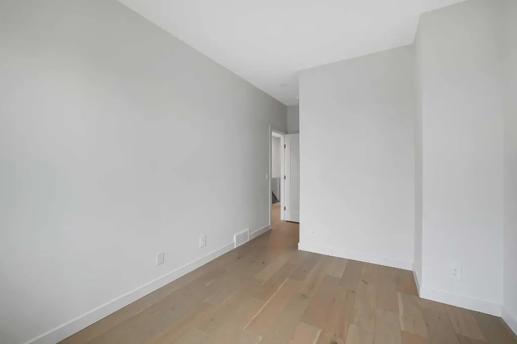 5018 21a Street SW Calgary AB T6T 0B3