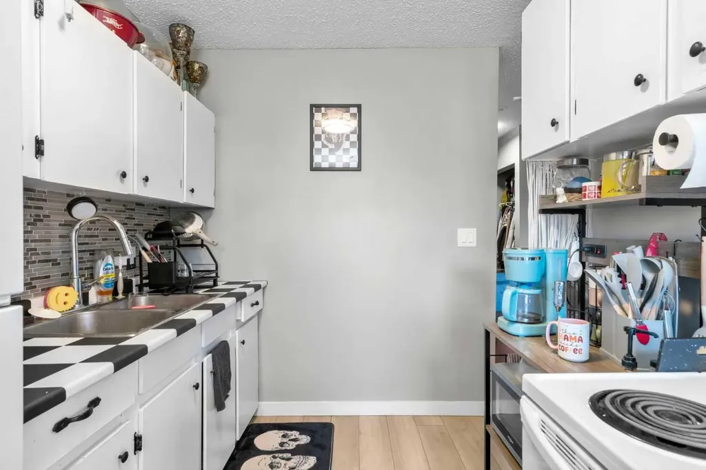 2737 78 Avenue SE Calgary AB T2C 1E8