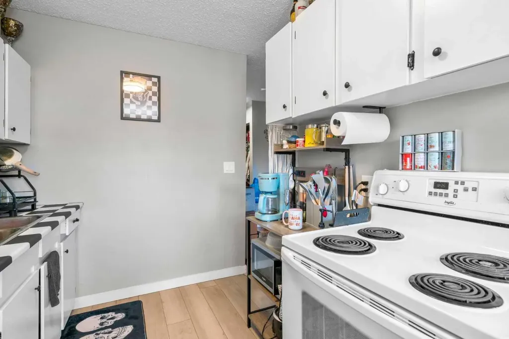 2737 78 Avenue SE Calgary AB T2C 1E8