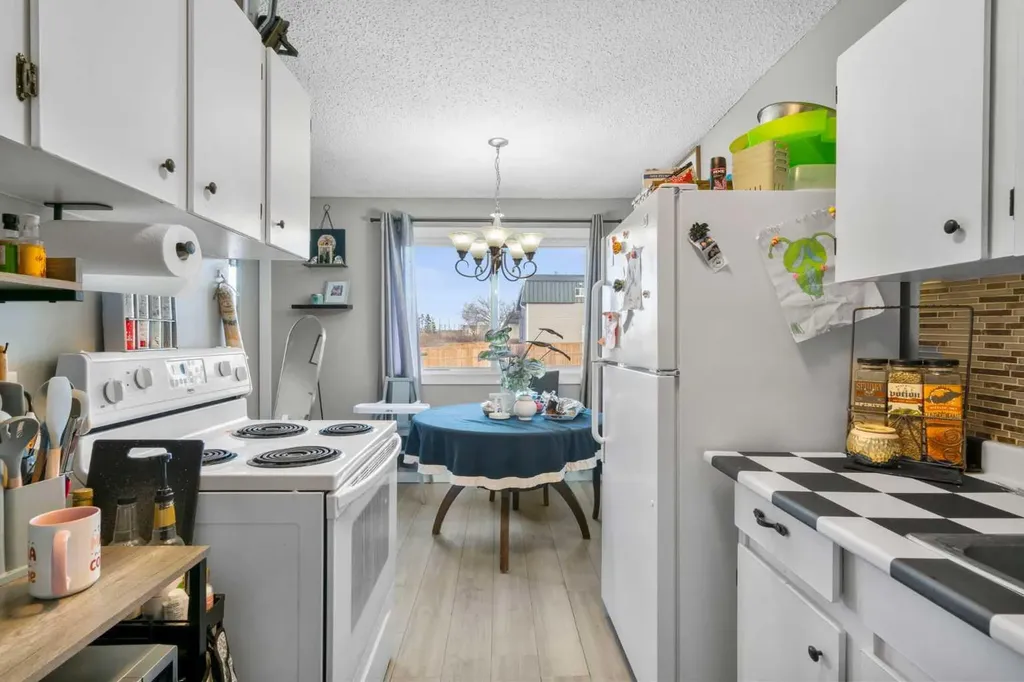 2737 78 Avenue SE Calgary AB T2C 1E8
