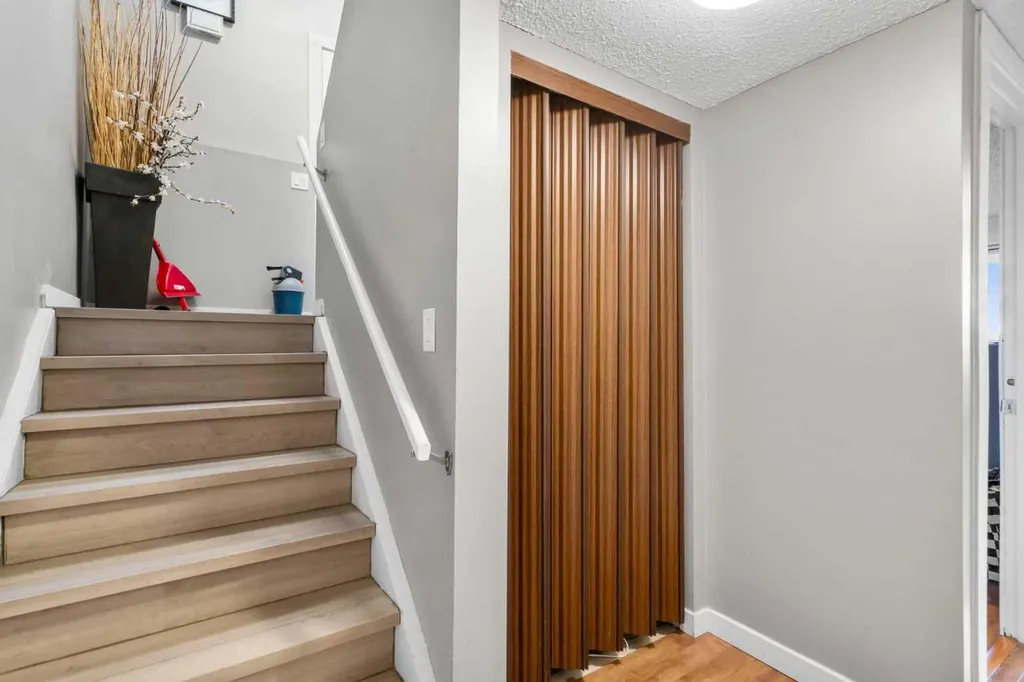2737 78 Avenue SE Calgary AB T2C 1E8