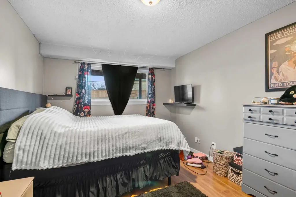 2737 78 Avenue SE Calgary AB T2C 1E8